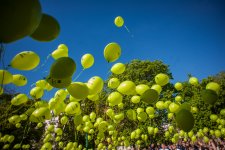 Több száz lufi festette zöldre az eget a Föld Napján