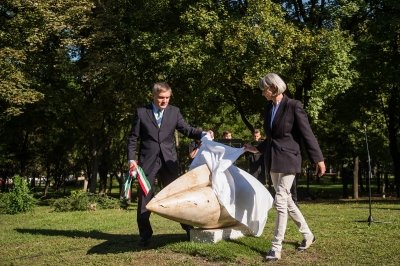 Mag - szoboravatás az Egyetemisták parkjában 