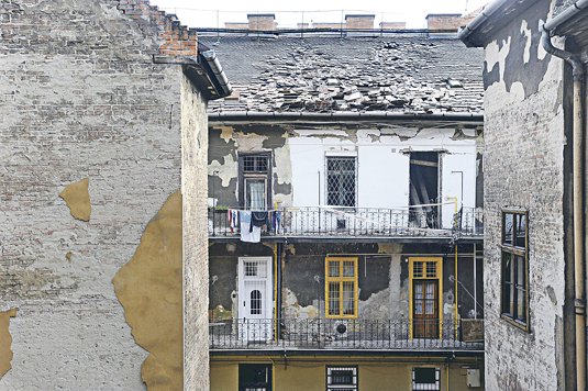 Segítséget kaphatnak az életveszélyes házak lakói