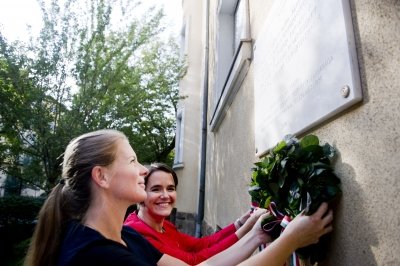 Neves előd nyomdokaiban a nők képviselete