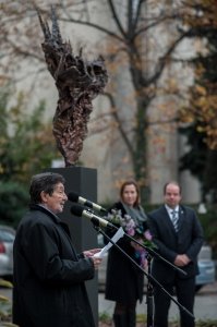 Bronzszobor került az önkormányzat mellé