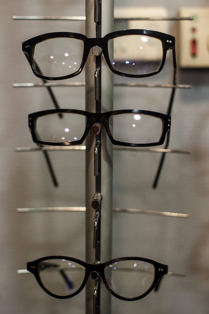 Világhír bakelit szemüvegkeretekkel