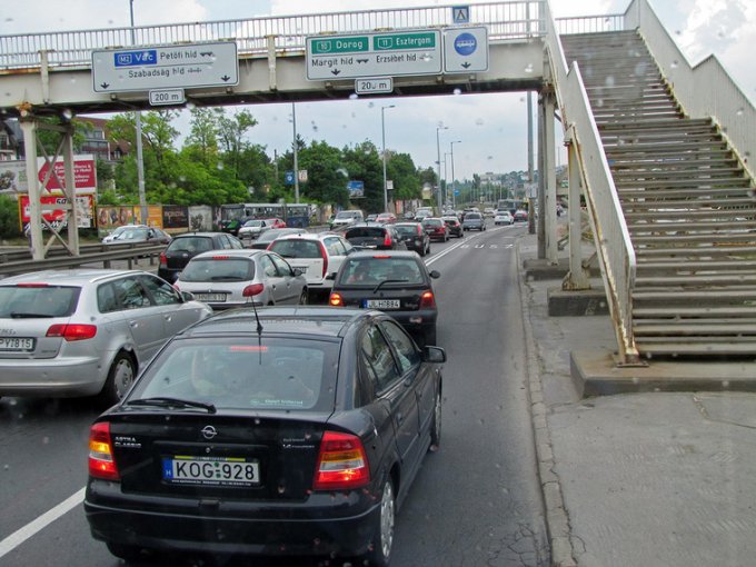 Vasárnap reggelre új helyére kerül a Budaörsi úti gyalogosfelüljáró