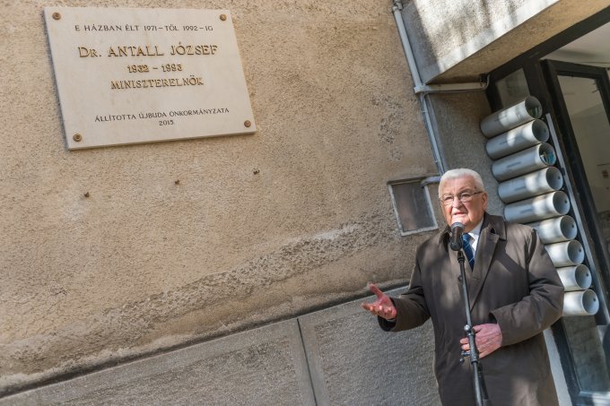 Meredek utcai lakóhelye falára került Antall József miniszterelnök emléktáblája