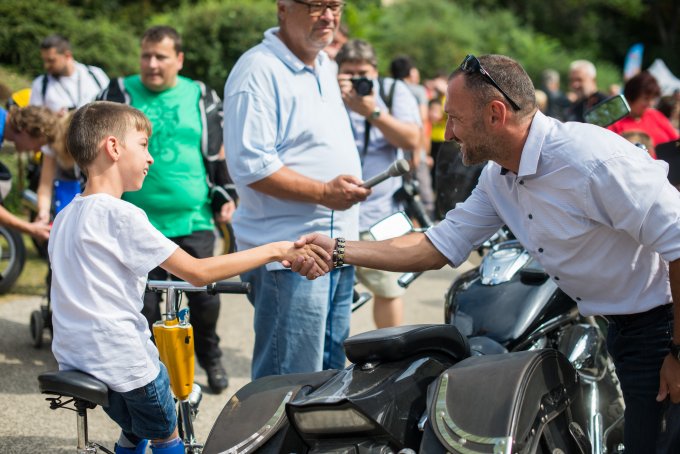 Sztárok fuvarozták a Pető Intézet lakóit