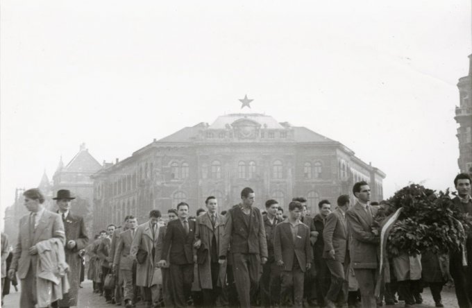 A műegyetemisták 1956. október 23-i felvonulásának képét Précsényi Árpád, az egykori rektori hivatali munkatárs készítette és családja bocsátott az egyetem rendelkezésére.