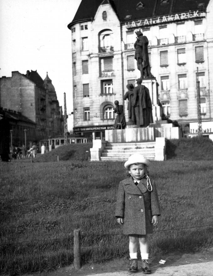 1942., Móricz Zsigmond körtér Szent Imre szobor. Fortepan/TEHTUBE