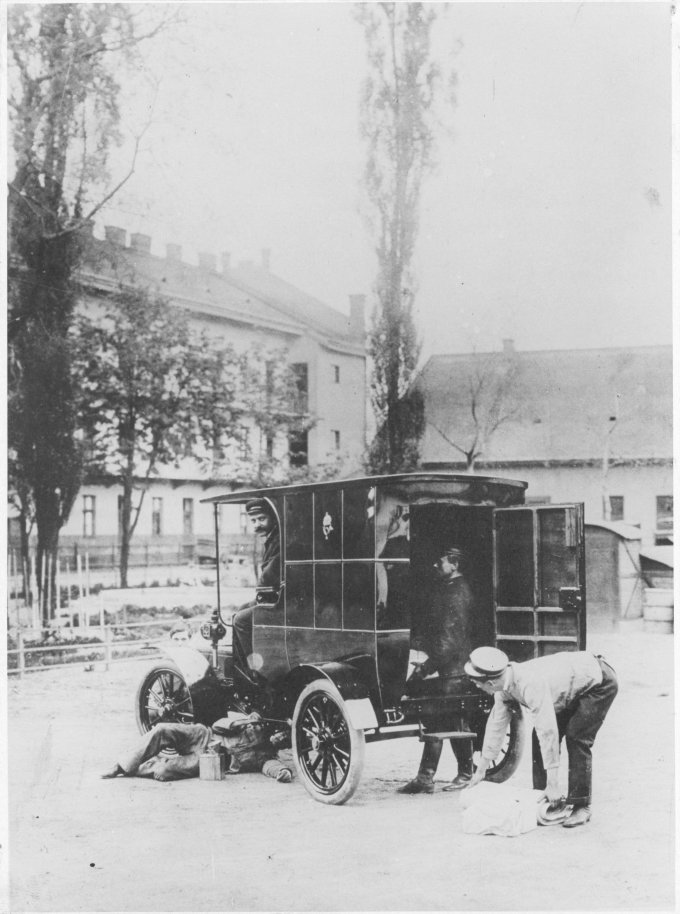 Csonka-féle postai gépkocsi a Kőbányai úti járműtelep udvarán