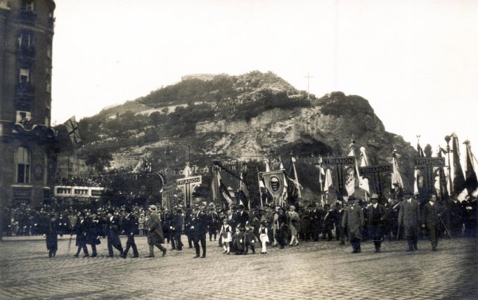 Trianon elleni tüntetés 1929-ben a Szent Gellért téren. Fortepan/ALBUM009