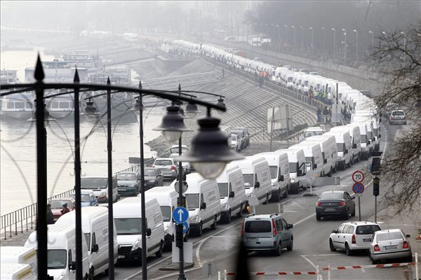 Újbudán is demonstráció lassítja a közlekedést