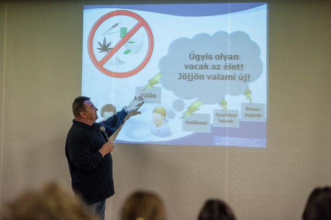 Prevenciós előadásokkal szorítaná vissza a droghasználatot az önkormányzat