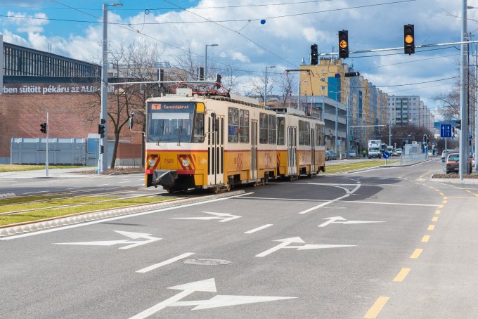 Villamos jár az 1-es vonalán Újbudán