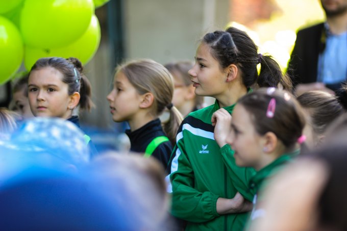 Több száz lufi festette zöldre az eget a Föld Napján