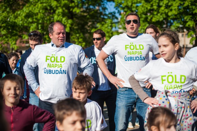 Több száz lufi festette zöldre az eget a Föld Napján