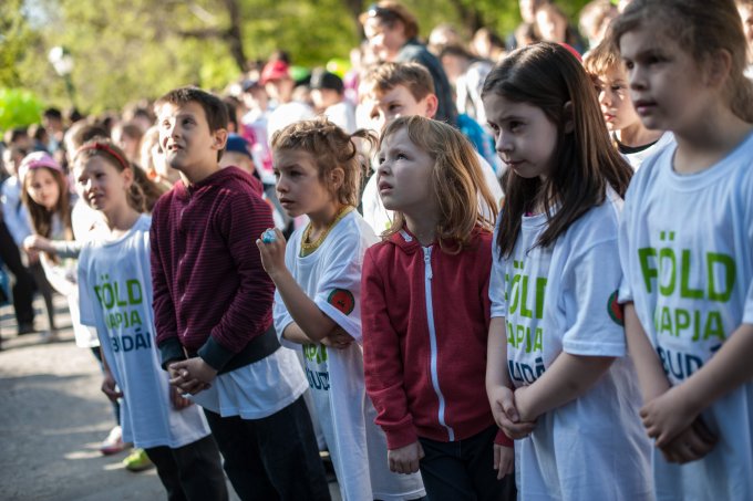 Több száz lufi festette zöldre az eget a Föld Napján