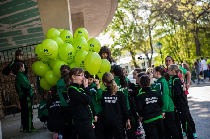 Több száz lufi festette zöldre az eget a Föld Napján