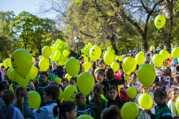 Több száz lufi festette zöldre az eget a Föld Napján