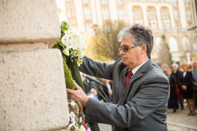 Emléktáblát kapott Kosztolányi és Móricz egykori pártfogója
