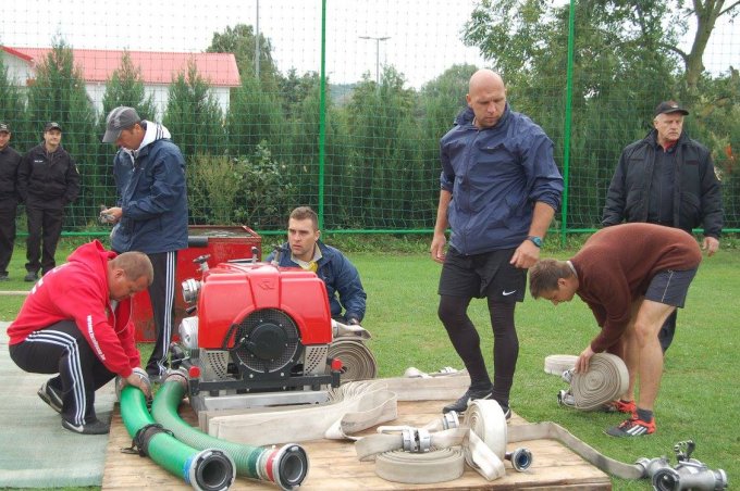 Dobogósok az újbudai tűzoltók kismotorfecskendő-szerelésben