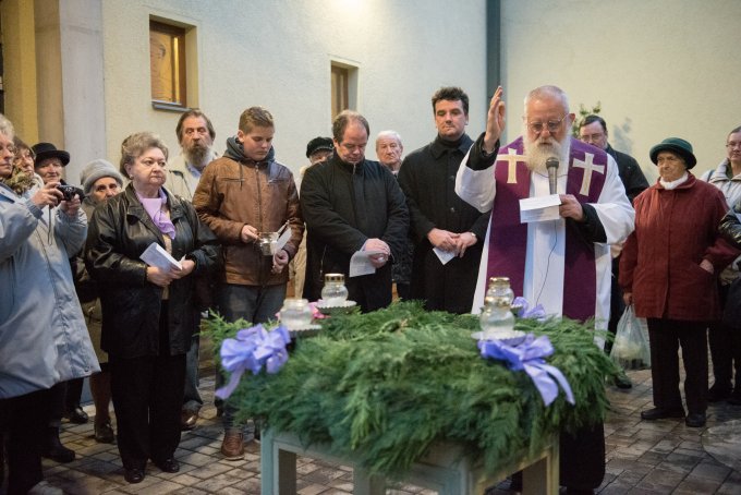 Áldással indultak az újbudai Adventi Ünnepek