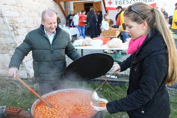 Paprikás krumpli osztás volt gazdagréten