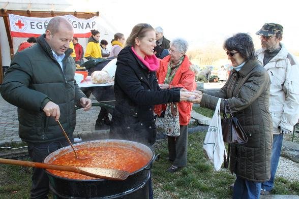 Paprikás krumpli osztás volt gazdagréten