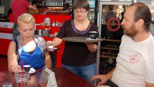 Tranzit Café megváltozott  munkaképességű felszolgálója