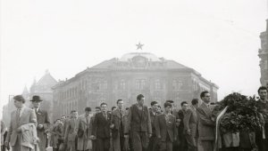 A műegyetemisták 1956. október 23-i felvonulásának képét Précsényi Árpád, az egykori rektori hivatali munkatárs készítette és családja bocsátott az egyetem rendelkezésére.