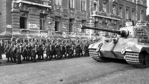 Szent György tér, német és nyilas alakulatok 1944. október 16-án a kiugrási kísérlet után. Fotó: fortepan.hu