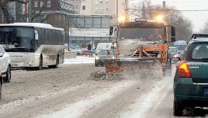 Folyamatosan takarítják a budapesti főutakat az FKF munkagépei