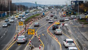 Február végéig háromsávos marad a Budaörsi út kifelé