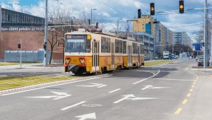 Villamos jár az 1-es vonalán Újbudán